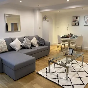  Apartment Modern & Spacious Leeds City Centre With Parking - Sleeps 5